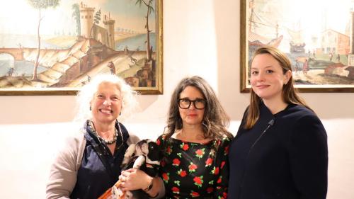 Thessy Schoenholzer Nichols, Martina Shuler Fluor e Sophie Grossmann (da schnestra) in occasiun da l’avertüra dal program da sted in Chesa Planta Samedan in gövgia passeda (fotografia: Martin Camichel).