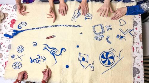 Die beim Abschlussanlass der Austauschwoche in Fuldera entstandene Workshop-Arbeit: gestickte Ornamente der Eindrücke aus der Val Müstair, umgesetzt in georgischer Handwerkstradition. Foto: Esther Schena