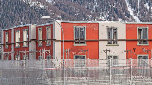 Beim früheren Hotel Misani in Celerina wird so rasch nicht weitergebaut. Gegen das Baugesuch sind Einsprachen eingegangen. Foto: Daniel Zaugg