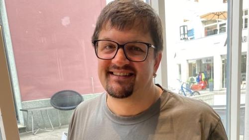 Linard Martinelli, il promotur regiunal da la Lia Rumantscha, muossa ingio chi’s riva grazcha al nouv leporello multimedial (fotografia: Flurin Andry).