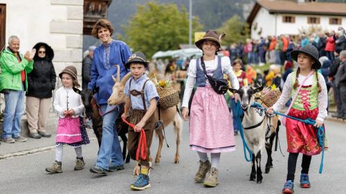 Die Kinder standen im Fokus des diesjährigen Erntedankfestes in Valchava (Foto: Dominik Täuber)