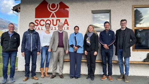 Visita illa scoula da la Val Müstair (da schnestra): Aldo Rodigari, David Spinnler, Aita Stupan, cusglier guvernativ Jon Domenic Parolini, Gabriella Binkert, Chantal Marti-Müller, Thomas Brülisauer, Curdin Lansel (fotografia: mad).