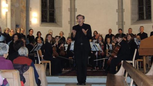 Peter Appenzeller pro seis salüd al pricipi dal concert (fotografia: Benedict Stecher