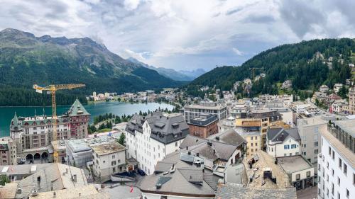 Impressionen von der Glockenturm- und Dorfführung durch St. Moritz mit der Guide Susi Wiprächtiger. Fotos: Jon Duschletta