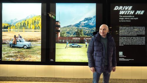 Fotograf Fabrizio D’Aloisio im Eingangsbereich der St. Moritz Design Gallery im Parkhaus Serletta vor den Bildern «Checkmate», aufgenommen am Stazersee und «Golfers Paradise», aufgenommen am Kulm Golf. Foto: Jon Duschletta