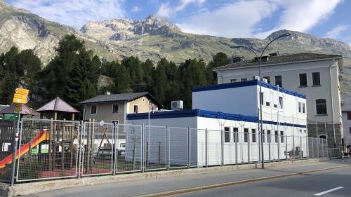 In Maloja gehen immer mehr Kinder zur Schule. Bis das neue Schulhaus gebaut ist, wird auch in Containern unterrichtet. Foto: Marie-Claire Jur