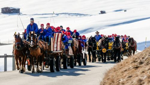 Die Zuozer Schülerinnen und Schüler haben am Samstag in Madulain Chalandamarz gefeiert. Foto: Jon Duschletta