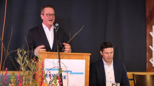 Der Verwaltungsratspräsident der Engadiner Kraftwerke AG, Martin Schmid (links), und Direktor Giacum Krüger haben die Generalversammlung der EKW am Freitagvormittag in Scuol durchgeführt (Foto: z.Vfg)