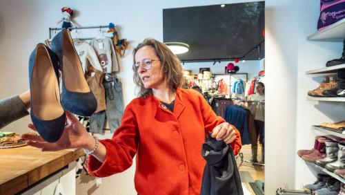 Die Co-Geschäftsinhaberin der Second-Hand-Läden Jil & Giorgio, Laura Peka, prüft einen Neueingang. Foto: Jon Duschletta