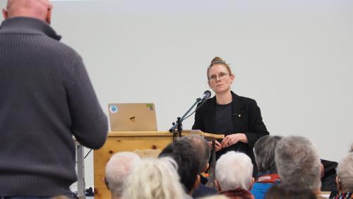 La presidenta cumünela da Bever e presidenta da la SGO, Selina Nicolay, taidla in radunanza a la dumanda dad ün votant (fotografia: David Truttmann).