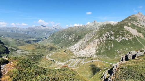 Melgrô cha’l proget «Juliertrail» – chi maina sur il Güglia – ho già survgnieu glüsch verda, vain fat resistenza cunter el: a Surses es il referendum cunter il credit d’impegn reuschieu (fotografia: mad).