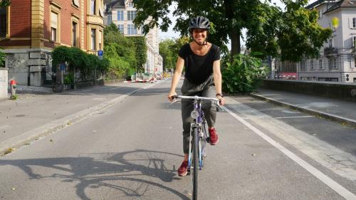 Ist gerne mit dem Velo unterwegs: Yasmine Bastug, die erste Stadt- und Landschaftsplanerin der
Gemeinde Davos.            Foto: z.Vfg