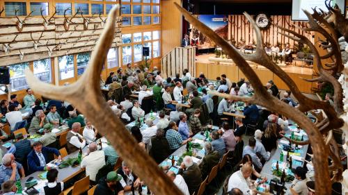 Die Delegierten der Bündner Jägersektionen trafen sich in der Mehrzweckhalle in Ftan. Foto: Jon Duschletta