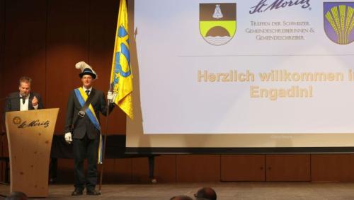 Christian Jott Jenny flankiert von Fahnenträger Roman Bischoff. Foto: Archiv EP