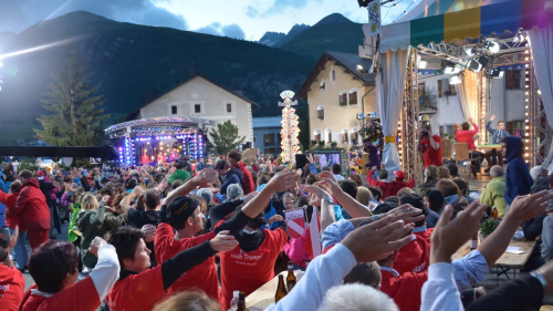 La Punt Chamues-ch d’eira fingià duos jadas la culissa pel Donnstig-Jass (fotografia: SRF)