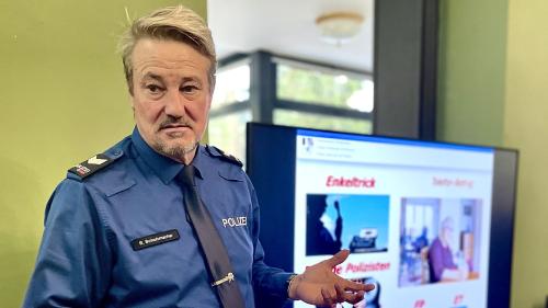 René Schuhmacher ist für die Kantonspolizei Graubünden für die Prävention zuständig. Foto: Fadrina Hofmann