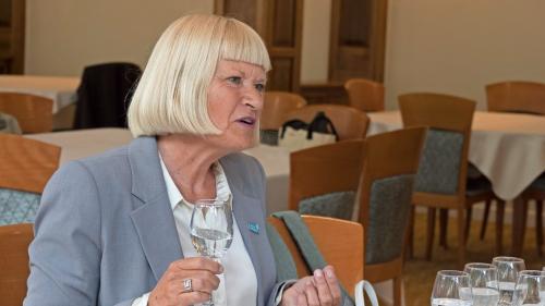 Hören, sehen, riechen, fühlen, schmecken: Bei der Degustation von Mineralwasser kommen diese fünf Sinne zum Einsatz, wie die Wasser-Sommeliere Sabina Streiter demonstriert. Fotos: Reto Stifel