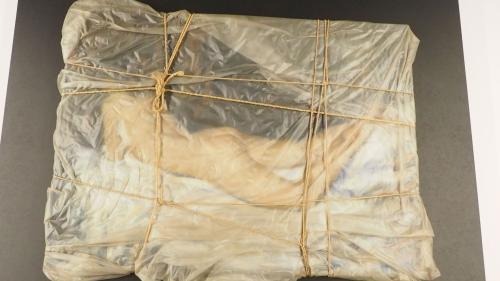 Von so nah haben wohl nur wenige ein verhülltes Objekt von Christo betrachten können. In der Chesa Planta ist dies aktuell möglich.