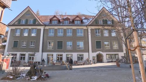 Planaterra 11 a Cuoira es üna chasa per plüssas generaziuns. Quia as tratta d’üna cooperativa cun ün menaschi participativ. A dretta Donat Simeon davant  la parcella per üna nouva cooperativa d’abitar a Lantsch (fotografias: RTR).