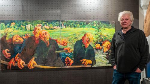 Bruno Ritter mit seinem neuen Werk: «Blinde». Foto: Jon Duschletta