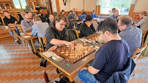 Hochkonzentriert bei der Sache. Blick in den Spielsaal des Pfingst-Open in Zernez. Foto: David Weisstanner