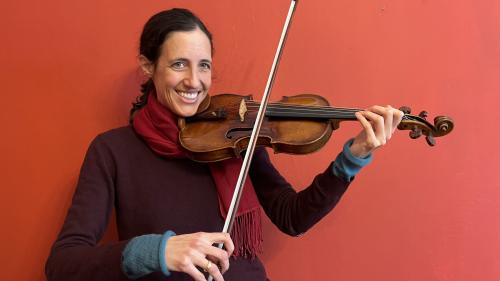 Suner la violina es la chosa cha la musicista Laura Zangger fo il pü gugent (fotografia: Annetta Janka-Zini).