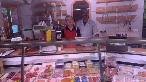 Haben während fast vierzig Jahren die Dorf- und Talmetzg in Vicosoprano geführt: Giannina und Renato Chiesa.            Foto: z.Vfg