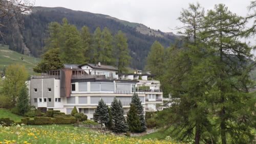 Portas serradas pro'l hotel Paradies. Fotografia: Martin Camichel/FMR