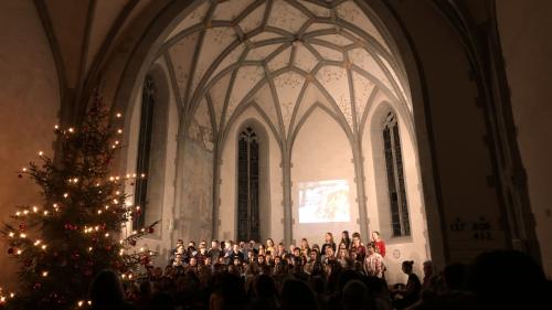 Gemeinsames Singen an der Schulweihnacht verbindet. Foto: Fadrina Hofmann
