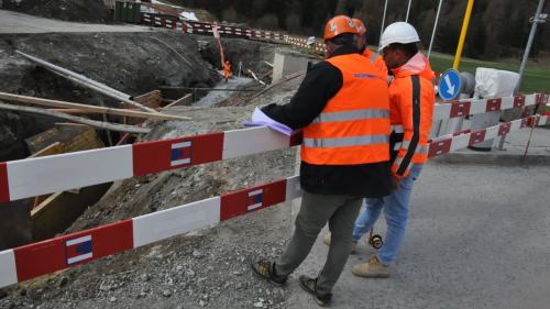 Wenn mehrere neue Leitungen nötig sind, muss tief gegraben werden. Die Bauleitung beim Besprechen der Situation. Foto: Marie-Claire Jur