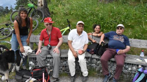 Jana Schnetzler mit Lumpaz, Seppi, Roland, Vera und Ernst (von links) am Lai da Padnal in Ftan (Foto: Bettina Gugger).