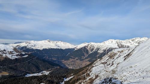 Blick auf Klosters im Januar 2023. Die schneearme Saison 2022/23 war typisch für den langjährigen Trend. Foto: Jonas Götte/SLF