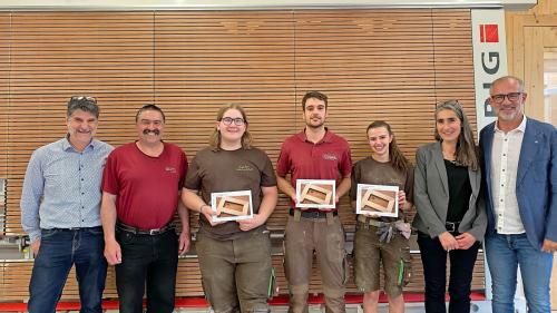 V.l.: Remo Püntener, Gian Marco Naef (VSSM Quattervals), Enrico Strimer (Engadiner Lehrwerkstatt Samedan), Roberto De Buglio (Rominger Holzmanufaktur), Chiara Tosio (Lehrwerkstatt), Katharina Rohr Helmy (BDN) und BDN-Präsident Alessandro Forcella. 