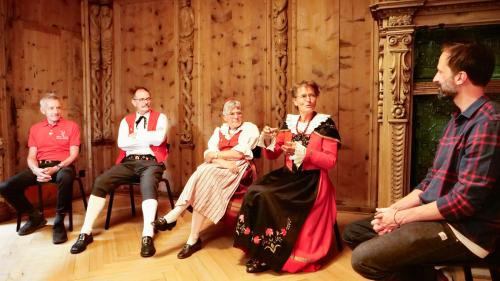 Von links: Ruedi Birchler, Alphorn-Ensemble Engiadina St. Moritz, Marco ­Murbach Volkstanzgruppe Engiadina St. Moritz, Elisabeth Wallnöfer, Oberengadiner Jodelchörli, Catti Moder-Clalüna, Volkstanzgruppe sowie ­Moderator Darco Cazin. Foto: Jon Duschletta