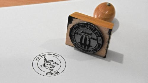 Ils pelegrins pon far üna buol in lur pass da pelegrins, per exaimpel il buol da S-charl o il nouv buol da la baselgia San Geer da Scuol. fotografia: Nicolo Bass