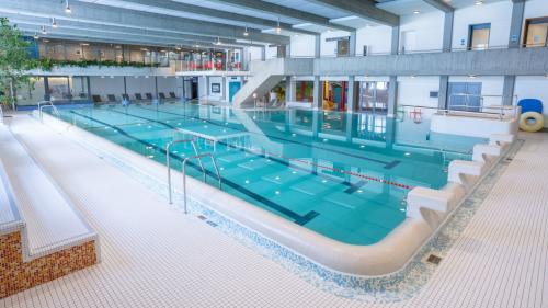 Das Erlebnisbad Bellavita versucht mit jeglichen Stromsparmassnahmen eine Schliessung zu vermeiden. Neu werden die Wasserbecken nur noch auf 27 Grad aufgeheizt.		Foto: z. Vfg