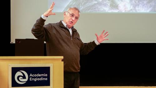 Der anerkannte Schweizer Sonnenphysiker Professor Sami K. Solanki verstand es, komplizierte physikalische Zusammenhänge allgemeinverständlich zu vermitteln und diese immer wieder mit einer Prise Humor aufzulockern. Fotos: Jon Duschletta