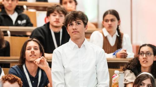 Il gimnasiast Mario Fröhlich, s’ha occupà intensivamaing cun seis aviöls e cun metodas per cumbatter il charöl da varroa (fotografia: mad).