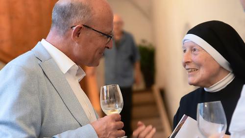 Schwester Pia Willi im Gespräch mit ihrem Neffen Pascal Gregor und Blick in die Ausstellung «Pia Willi. Kunst und Kloster». Fotos: Stiftung Pro Kloster