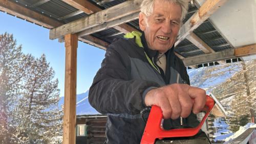 Roman Decurtins prepara amo hoz adüna svess ils skis da passlung (fotografia: Susi Rothmund). 