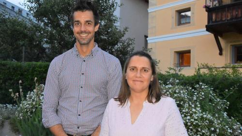 Martina Hänzi, Verwaltungsratspräsidentin, und Niculin Meyer, Geschäftsführer, setzen sich für die Weiterentwicklung der Engadin Scuol Tourismus AG (ESTAG) ein (Foto: Nicolo Bass).