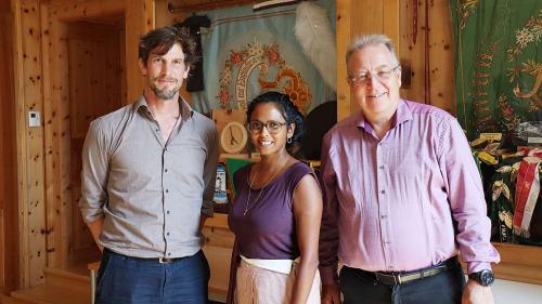 Ivo Bärtsch (a dretta), Gianna Olinda Cadonau (mited) e Lucian Schucan, rapreschantant da la vschinauncha da  Zuoz, haun preschanto in mardi il program dal Festival Travers Zuoz 2023 (fotografia: Martin Camichel).