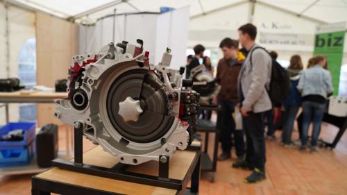 In occasiun da l’EBexpo 2018 vaiva gnü lö ün’exposiziun da mansters separada. Dürant l’EBexpo 2023 es il focus süls affars chi spordschan plazzas da giarsunadi (fotografia: Foto Taisch Scuol).