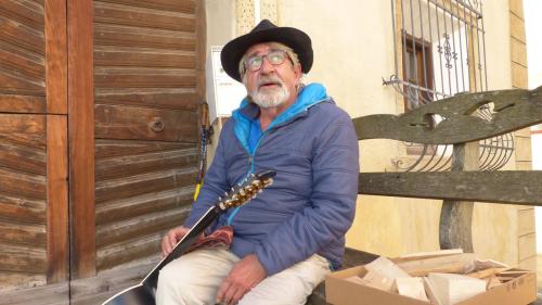 Paulin Nuotclà qua davant sia chasa a Susch dà adüna darcheu eir concerts (fotografia: Flurin Andry).