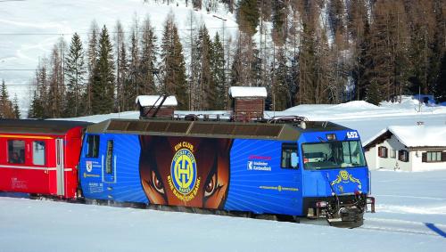 Nun kann man mit der RhB noch ­gemütlicher an den Spengler Cup ­fahren. Foto: RhB
