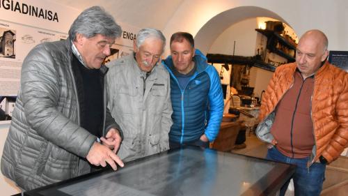 Armon Parolini (a schnestra) ha preschantà la nouva maisa electronica  interactiva dal Museum d’Engiadina Bassa (fotografia: Nicolo Bass).