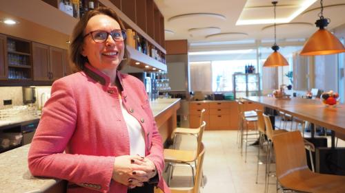 Petra Franca Bonetti im Restaurant-Pizzeria Sonne. Man sieht den sieben Meter langen Chat Table, der den Stammtisch ersetzt hat.
Foto: Marie-Claire Jur