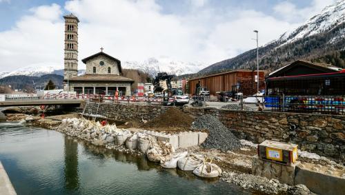 Die Wasserbaustelle befindet sich in unmittelbarer Nähe zur katholischen Badkirche St. Karl, sie liegt hauptsächlich im umgeleiteten Inn-Flussbett und hat unter anderem eine möglichst hohe Versorgungssicherheit zum Ziel. Foto: Jon Duschletta