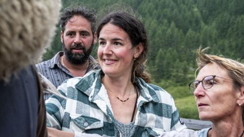 Melanie Waltisperg (Mitte) absolviert dieses Jahr ihre erste Saison als Schafhirtin. 