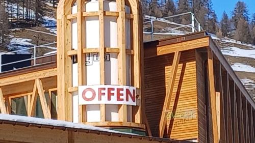 Illa zona da misteraunza a S-chanf rendan impustüt tevlas per tudas-ch ed inglais attent a las spüertas. Tenor ledscha cumünela vessan quellas però d’esser scrittas in prüma lingia per rumauntsch (fotografia: mad).